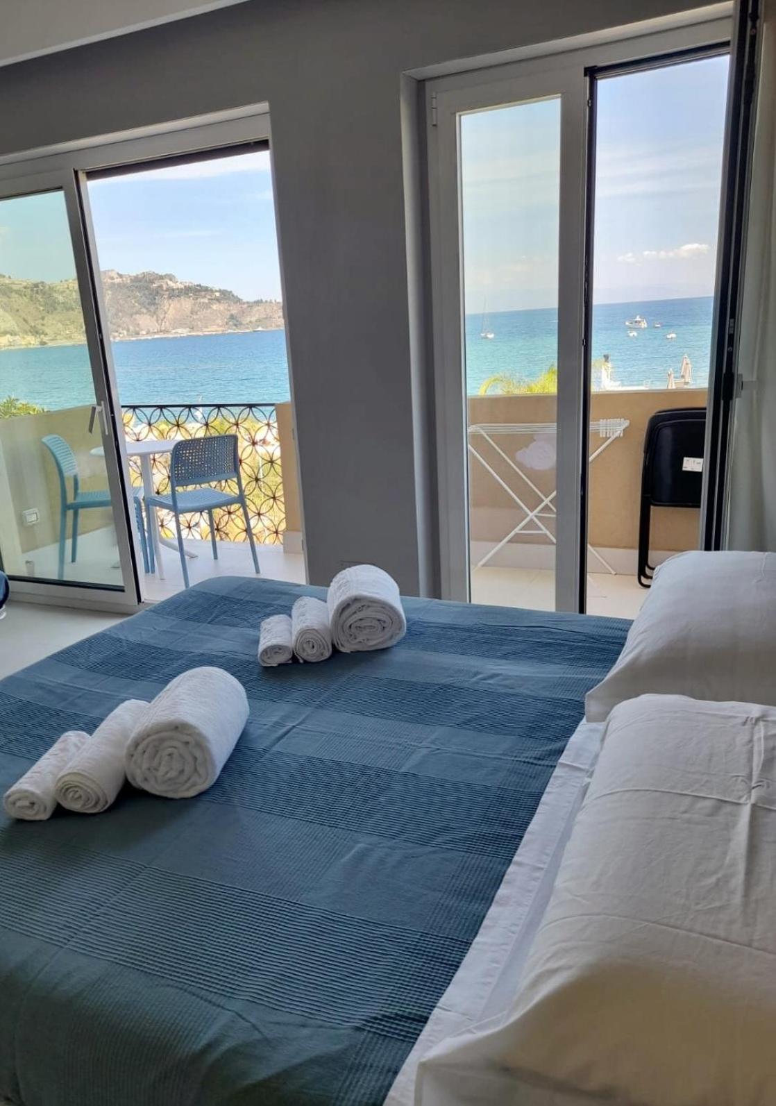 La Finestra Sul Mare Modern Apartment Giardini Naxos Exterior foto